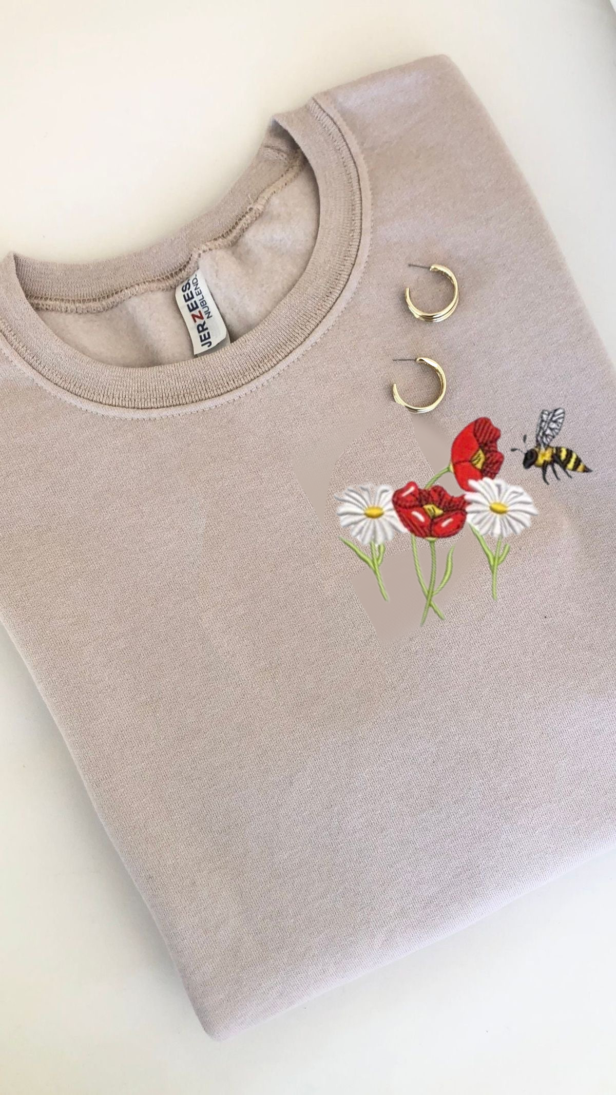 Fleurs et abeille